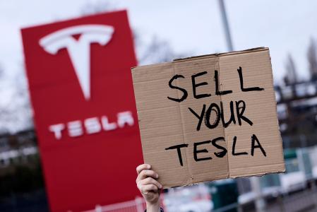 Manifestantes anti-Musk piden a los propietarios de Tesla que se deshagan de los vehículos de la marca estadounidense&nbsp;