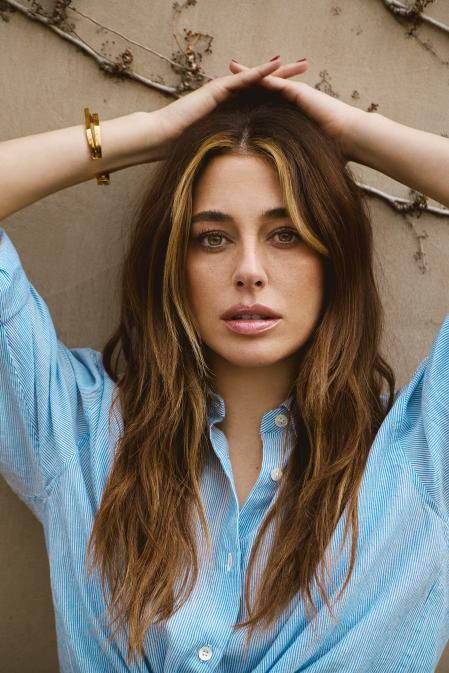 Se preparó el cutis con Abeille Royale Serum Aceite de Juventud, se aplicó la base Terracotta Le Teint Glow 03N; Terracotta Blush 05 Deep Coral en pómulos y labial Rouge G 521 Le Grége Rose. Guerlain&nbsp;