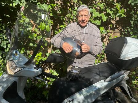 El doctor Eduard Estivill es un motero urbanita, siempre se mueve en su scooter por Barcelona