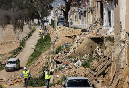 Edificios destrozados junto al barranco, en Picanya
