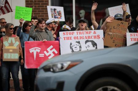 Incluso ha habido manifestaciones contra Tesla en alguna ciudad estadounidense.