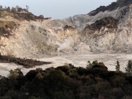 Las fumarolas de gas blanco en los Campos Flégreos evidencian la actividad del magma subterráneo y atraen a los curiosos, incluidos tiktokers e influencers