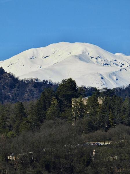 El Puigmal blanco en el horizonte del castillo de Montesquiu.