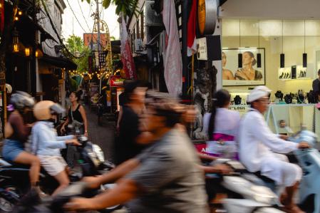 Las motocicletas protagonizan escenas caóticas en la isla de Bali 
