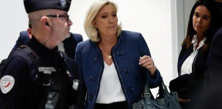 Marine Le Pen abandona precipitadamente el tribunal antes de conocer los detalles de la sentencia (BENOÎT TESSIER / REUTERS)