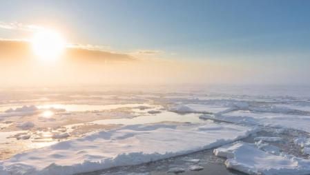 El menor espesor del hielo marino en el Ártico permitirá crear una nueva ruta de navegación entre Asia y Europa 