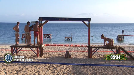 Makoke caía a la arena desde la estructura.