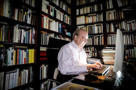 Vila -Matas trabajando en su casa rodeado de libros&nbsp;