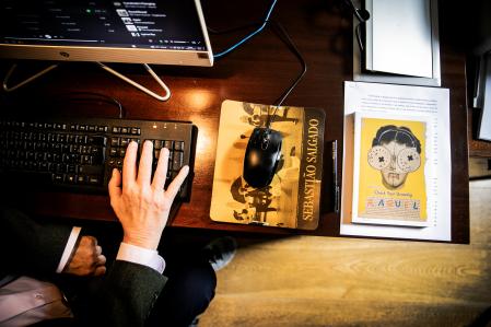 Vila-Matas en su espacio de trabajo&nbsp;