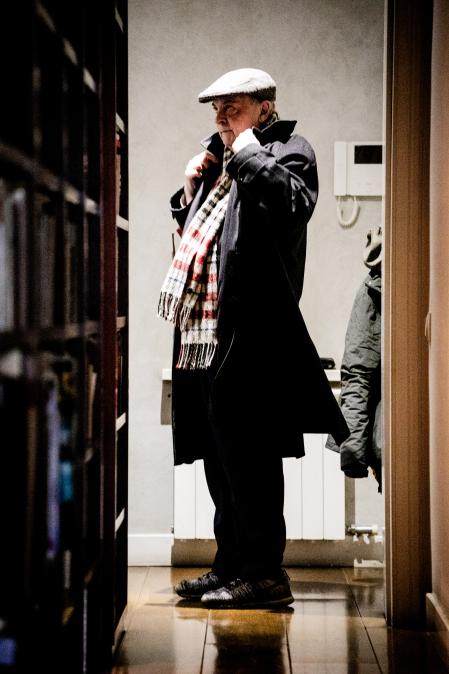 Vila-Matas preparándose para salir a la calle&nbsp;