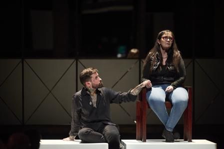 Un momento de la performance 'Madre e hijo' con Abel Azcona y su madre Isabel Gómez Aranda&nbsp;