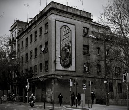 Fotografía del mural de la avenida Vallcarca al modo antiguo.
