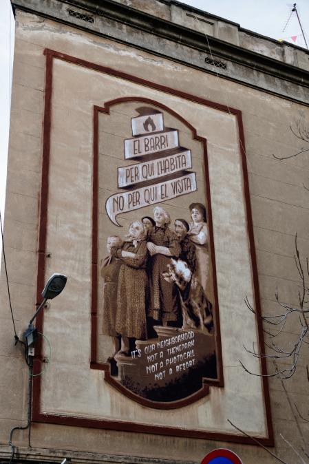 Detalle del mural de Roc BlackBlock crítico con la masificación turística.