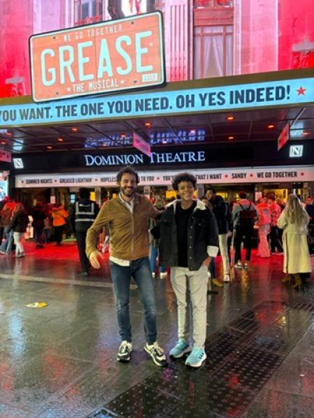 Javier Pereira frente al&nbsp;Dominion Theatre de Londres, en el Reino Unido