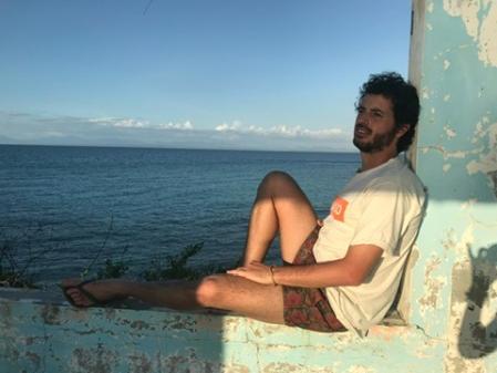 Javier Pereira, pensativo frente al mar