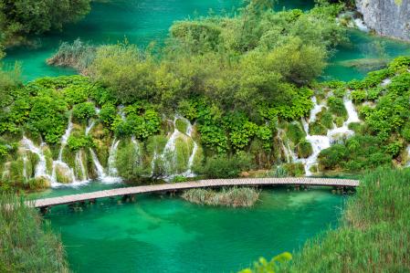 El parque nacional de los Lagos de Plitvice está conectado por puentes de madera para recorrerlo