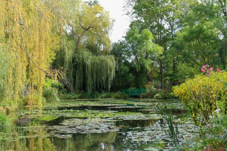 Monet se encargó personalmente de diseñar el jardín que le sirvió de inspiración para muchas de sus grandes obras