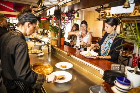 Las hermanas Raffaelli en su restaurante
