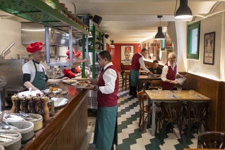 En Enriquetto, atienden el comedor profesionales que se presentaron a una oferta de empleo para mayores de 50