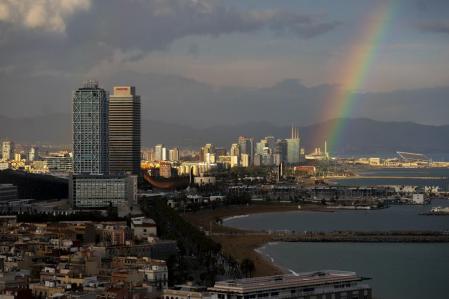 Vista tornasolada del litoral barcelonés, con las Tres Xemeneies al fondo&nbsp;