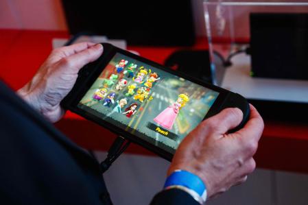 Un asistente prueba Nintendo Switch 2 durante la Premiere de la consola en París&nbsp;