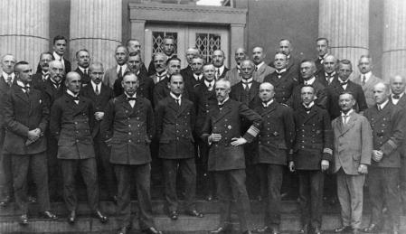 Canaris (segunda fila, segundo desde la derecha) con otros oficiales en 1923