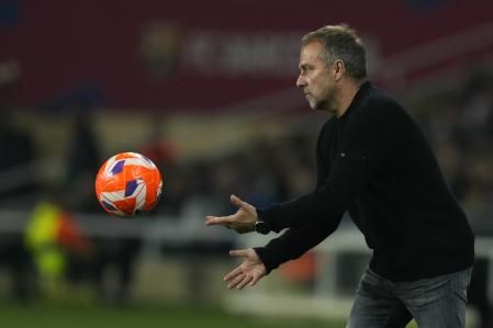 BARCELONA, 05/04/2025.- El técnico alemán del FC Barcelona, Hansi Flick, durante el encuentro correspondiente a la jornada 30 de Laliga EA Sports que disputan hoy sábado FC Barcelona y Betis en el Estadio Olímpico Lluis Companys de Barcelona. EFE / Alejandro Garcia