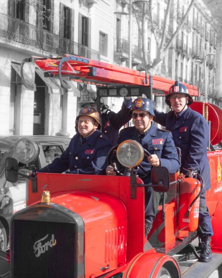Paso del Rally Barcelona-Sitges 2025 por el Passeig de Colom de Barcelona.