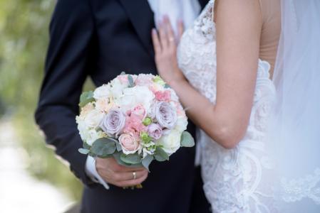 Wedding couple with bouquet.