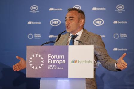 El conseller de Agricultura, Agua, Ganadería y Pesca, Miguel Barrachina, durante su intervención en el Fórum Europa Tribuna Mediterránea este lunes en València. EFE/ Manuel Bruque