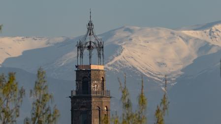 El campanario de Santa Maria de Manlleu con la nieve al fondo.