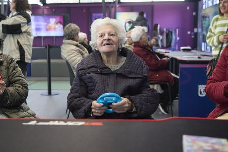 Personas mayores juegan a videojuegos. 