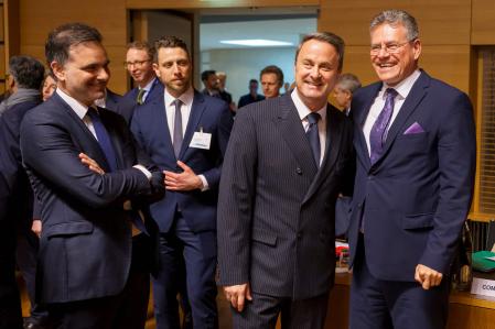 El comisario de Comercio, Maros Sefcovic (derecha) durante la reunión en Luxemburgo