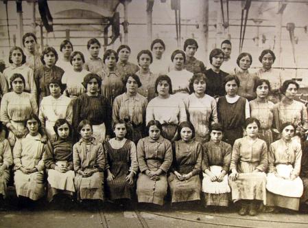 Trabajadoras de una fábrica textil catalana