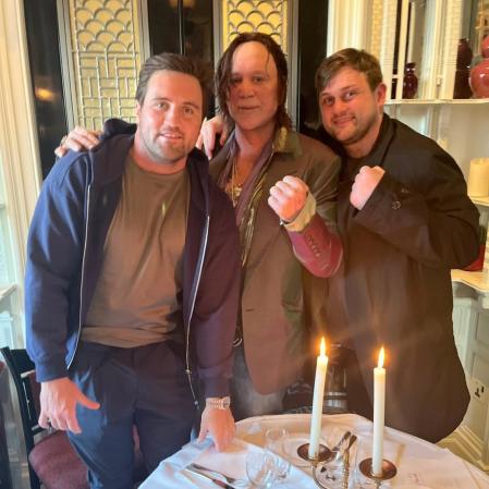 El actor, en el centro, días antes de entrar al reality