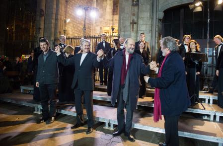 El Latvian Choir durante una actuación en Barcelona, en 2015, en la Iglesia del Pi, en ocasión del 80 aniversario de Arvo Pärt. De izq. a dcha., Vivancos; el director del coro, Sigvards Klava, y Pärt, saludado por Jordi Savall