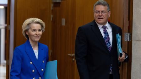 El comisario de Comercio, Maros Sefcovic, y la presidenta de la Comisión Europea, Ursula von der Leyen, ayer en la reunión semanal del equipo de comisarios
