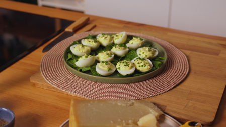 Huevos de vigilia rellenos de Grana Padano y mousse de hierbas