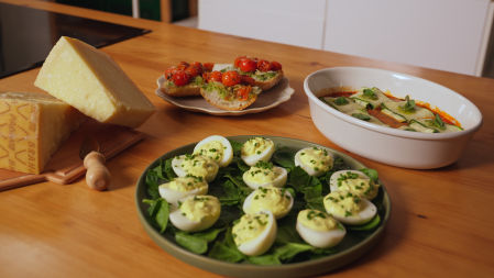 Tres formas deliciosas de disfrutar Grana Padano DOP: huevos de vigilia, tostas con láminas y raviolis rellenos