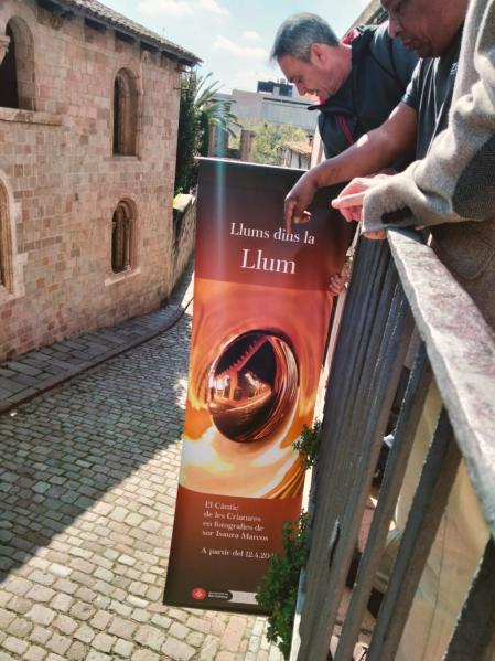 El cartel que anuncia la exposición de Isaura, colgado en el propio Monasterio de Pedralbes.