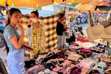 Mercadillo en Phnom Penh, surtido de la abundante producción de prendas de las fábricas textiles camboyanas, uno de los objetivos de Trump