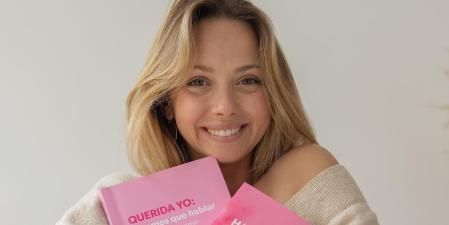 La psicóloga con su libro