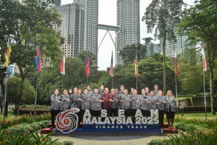 Los 10 ministros de Finanzas de la Asociación de Naciones del Sudeste Asiático (ASEAN), en la foto, acordaron este jueves en Kuala lumpur negociar con EE.UU. en vez de tomar represalias contra el órdago de aranceles, ahora en suspenso durante 90 días. En el centro, el primer ministro de Malasia, Anwar Ibrahim. China, en cambio, ha vuelto a igualar el castigo de EE.UU., hasta un 125% de tasas