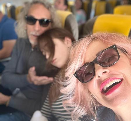 Esther Arroyo, en un avión con su hija y su marido, Antonio Navaja