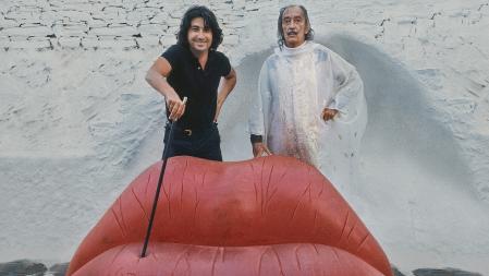 Óscar Tusquets y Salvador Dalí con los labios-sofá de Mae West
