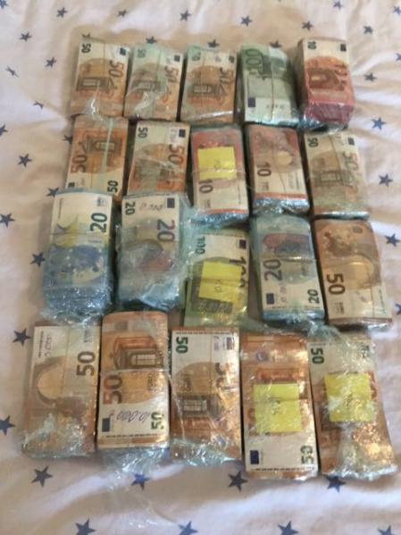 Las ingentes cantidades de dinero que recibía del narco iban siendo envadas al vacio