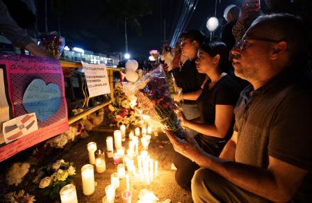 Decenas de personas encendieron velones, portaron globos y depositaron flores en la parte frontal de la discoteca Jet Set, en Santo Domingo.