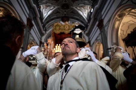 El actor ante la Virgen de Lágrimas y Favores.