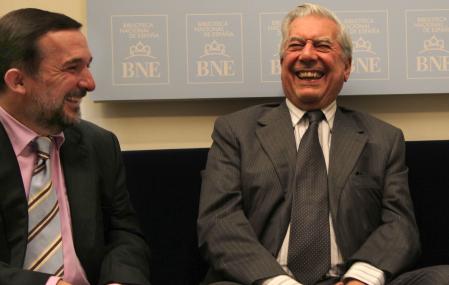 Mario Vargas Llosa ríe junto a Sergio Vila-Sanjuán.