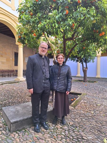 Sor Isaura Marcos, con el padre Patricio Navascués, el comisario de la muestra 'Símbolo: Luz de Nicea'.